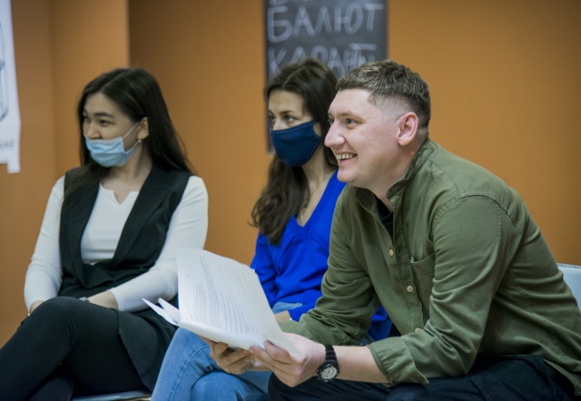 Все вместе и все по отдельности. Актёры Молодёжного представили пьесу на фестивале «Дебаркадер» Челябинский Молодёжный театр