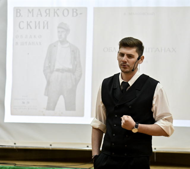 Молодёжный провёл первый «Урок поэзии» Челябинский Молодёжный театр